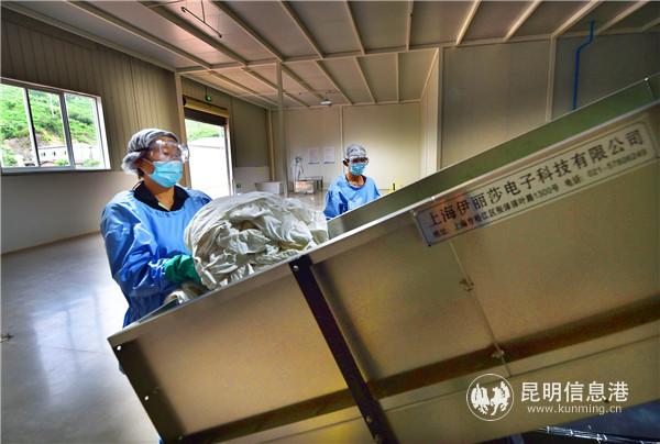 圖四 生產(chǎn)線上的工人們