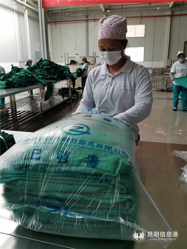 圖六 工人正在為已消毒的成品裝袋