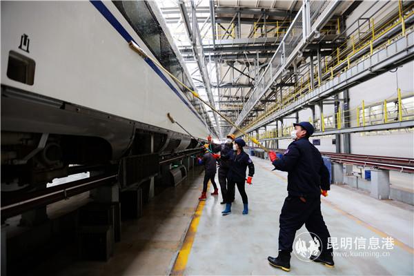 保潔人員對(duì)入庫動(dòng)車進(jìn)行外觀清洗消毒。