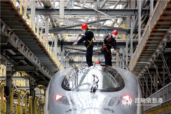 保潔人員在車頂清洗動(dòng)車絕緣子。