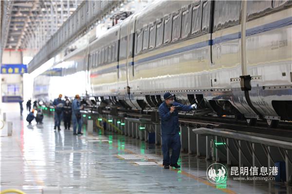 地勤機(jī)械師集中對(duì)入庫動(dòng)車組進(jìn)行“體檢”。