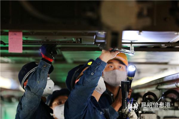 地勤機(jī)械師認(rèn)真對(duì)入庫動(dòng)車組關(guān)鍵配件進(jìn)行檢修。通訊員黃再云 王鵬 蔣忠良