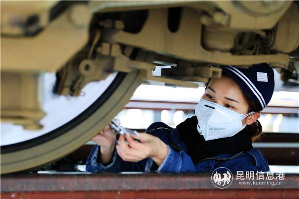 地勤機(jī)械師正在檢測(cè)動(dòng)車輪對(duì)尺寸。