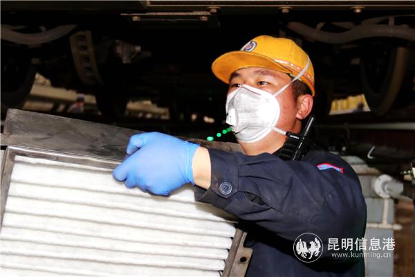 地勤機(jī)械師準(zhǔn)備將已消毒處理的過濾網(wǎng)裝入空調(diào)機(jī)內(nèi)。