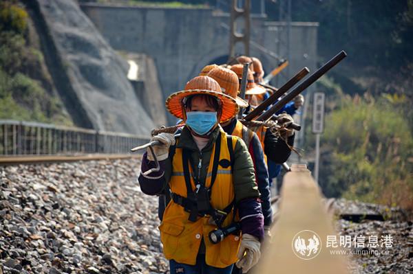 “鋼軌醫(yī)生”列隊(duì)前往作業(yè)點(diǎn)。