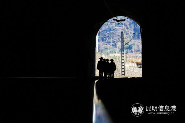 行走在隧道內(nèi)的“鋼軌醫(yī)生”。