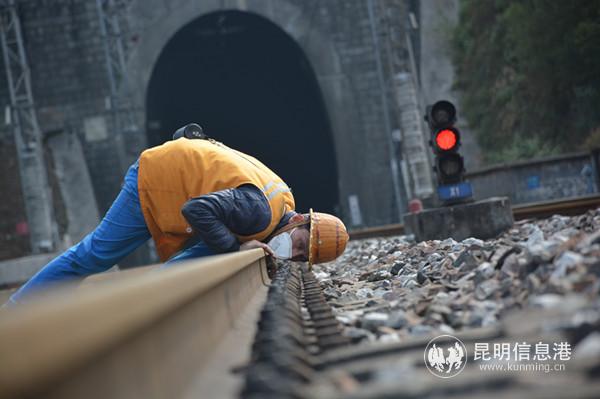 “鋼軌醫(yī)生”趴在在鋼軌上查看線路狀態(tài)。