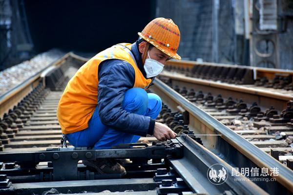 “鋼軌醫(yī)生”檢查道岔是否達(dá)標(biāo)。
