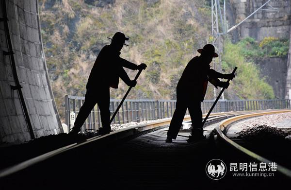 “鋼軌醫(yī)生”對鐵路曲線不順的地段開展撥道作業(yè)。