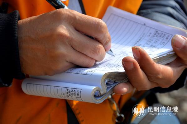 “鋼軌醫(yī)生”認(rèn)真做好記錄。