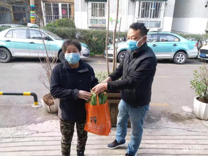 11為老人送上蔬菜
