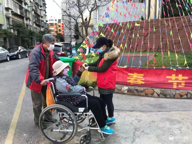 12為行動不便的老人送上蔬菜