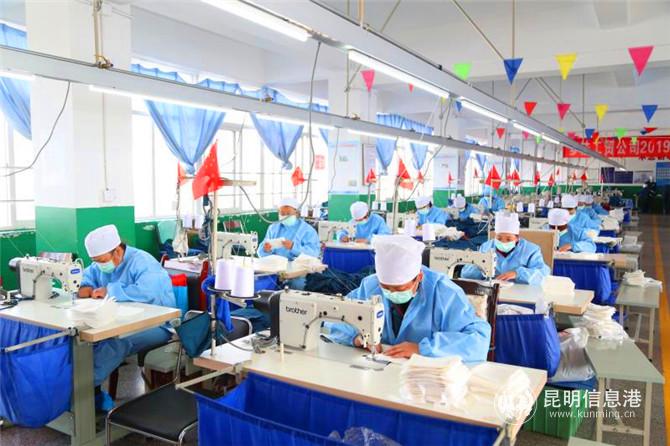 昆鋼下屬的多扶工貿(mào)公司加班加點(diǎn)，每天生產(chǎn)防疫用脫脂紗布口罩4000只。