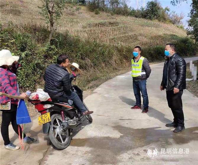 駐村第一書(shū)記黃仁向與村民共同做好卡點(diǎn)值守工作 駐村第一書(shū)記黃仁向與村民共同做好卡點(diǎn)值守工作