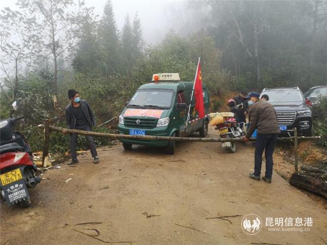 駐村工作隊(duì)與村民在主要路口設(shè)卡值守 駐村工作隊(duì)與村民在主要路口設(shè)卡值守