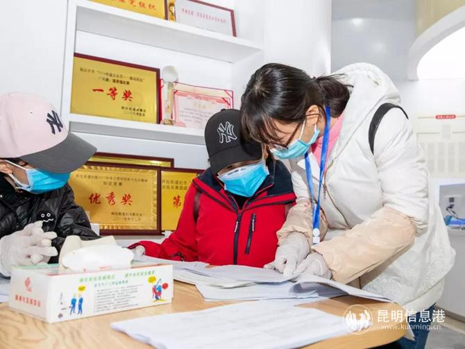 社區(qū)工作人員指導(dǎo)企業(yè)填報(bào)材料 社區(qū)工作人員指導(dǎo)企業(yè)填報(bào)材料