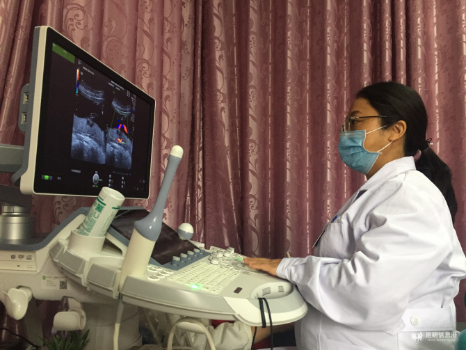 張宋玲在給其他孕婦做四維彩超 張宋玲在給其他孕婦做四維彩超