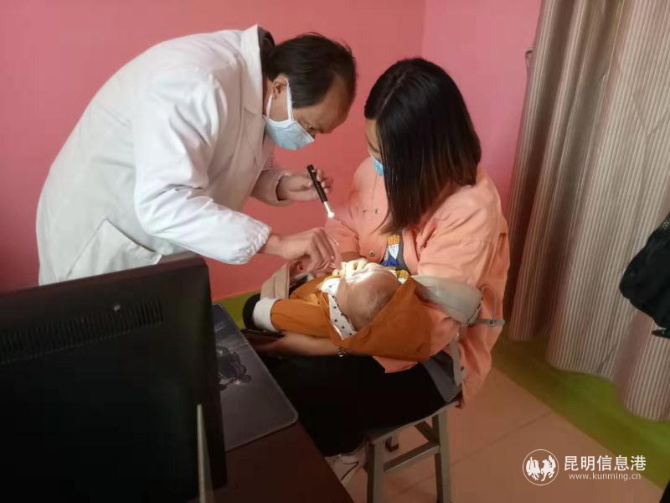 林升春給患兒進(jìn)行檢查 林升春給患兒進(jìn)行檢查