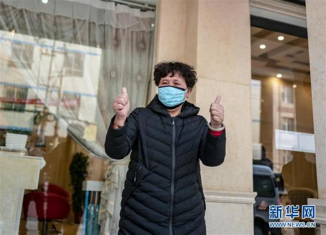 1月29日，暫住在云南省昆明市一安置酒店的滯留旅客為這幾日幫助他們的工作人員點贊。 新華社記者 江文耀 攝.jpg