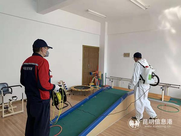圖三 團(tuán)隊(duì)在社會(huì)福利院消毒作業(yè)。供圖