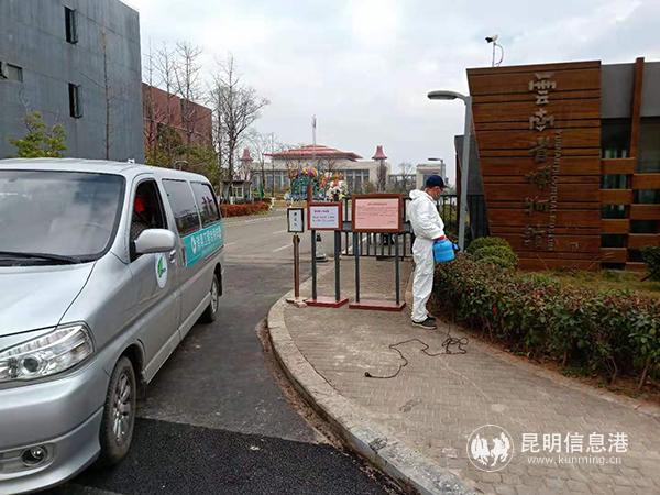 圖四 團(tuán)隊(duì)在省博物館消毒作業(yè)。供圖