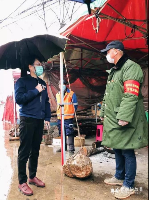 向東沖頂疫情防控點臨時黨支部的社區(qū)工作人員了解情況