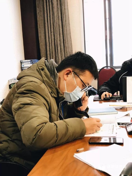 專班的青年同志投入地工作1 專班的青年同志投入地工作1