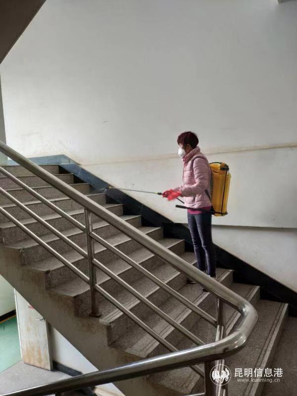 工作人員對(duì)對(duì)生產(chǎn)、辦公場所進(jìn)行消毒，供圖。通訊員李昊澄 陶紅艷