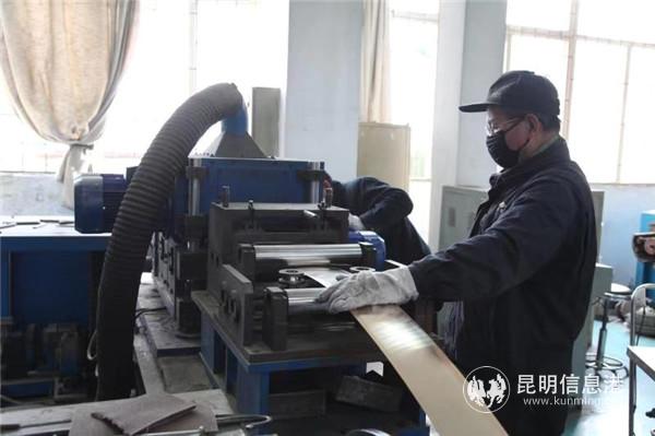 工作人員全程佩戴口罩復(fù)工，供圖。通訊員李昊澄 陶紅艷