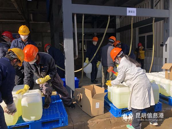 工人們正在緊張灌裝中。