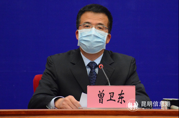 中國鐵路昆明局集團(tuán)有限公司副總經(jīng)理曾衛(wèi)東發(fā)布新聞。趙嘉 攝