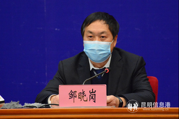 云南機(jī)場(chǎng)集團(tuán)有限責(zé)任公司黨委副書(shū)記、工會(huì)主席鄒曉崗發(fā)布新聞。趙嘉 攝