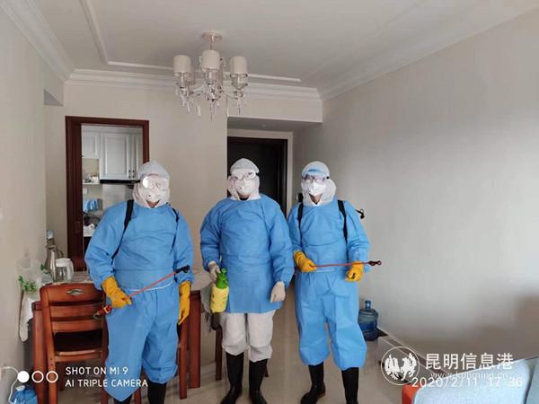 李學紅（中）帶領疾控中心兩名年輕同事入戶進行病家終末消毒。