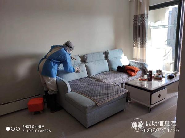 李學紅對確診病人家中的客廳沙發(fā)進行滅菌處理。