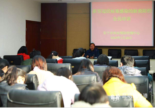 李學紅進行防控知識培訓。