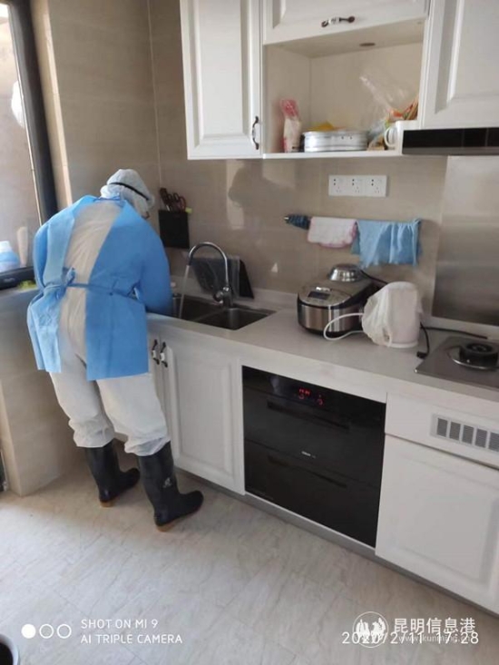 李學紅在確診病人家中做消毒。