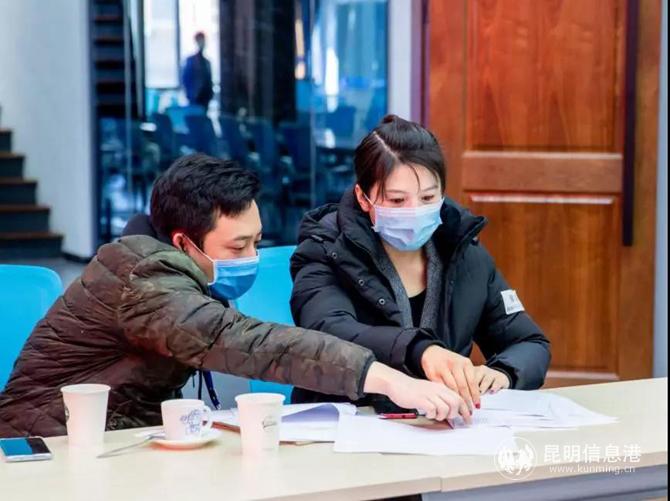 現(xiàn)場指導(dǎo)企業(yè)完善復(fù)產(chǎn)復(fù)工相關(guān)材料 現(xiàn)場指導(dǎo)企業(yè)完善復(fù)產(chǎn)復(fù)工相關(guān)材料