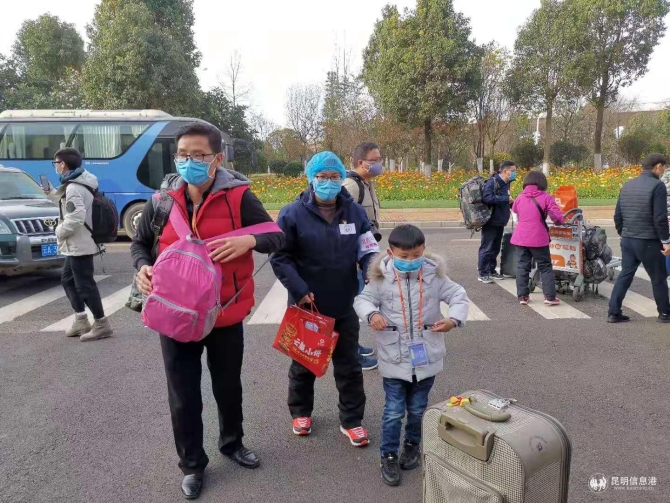 前來送行的劉桂蘋一家 前來送行的劉桂蘋一家