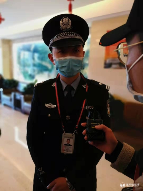 送妻出征的云南省公安廳民用機(jī)場公安局航站區(qū)派出所副所長周隆劍 送妻出征的云南省公安廳民用機(jī)場公安局航站區(qū)派出所副所長周隆劍