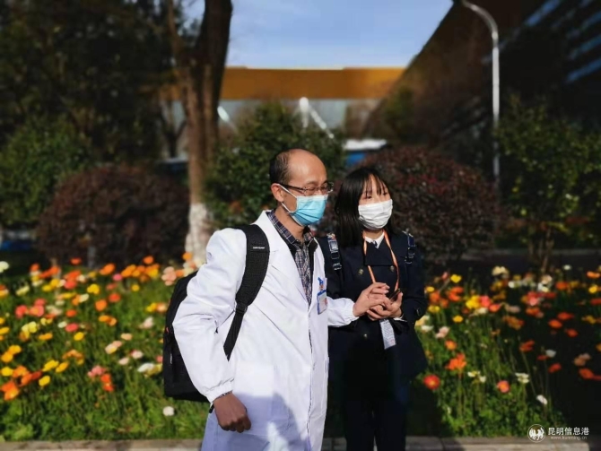 為出征父親送行的女兒 為出征父親送行的女兒