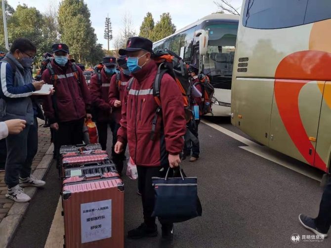 準(zhǔn)備出發(fā)的云南省第一人民醫(yī)院隊(duì)伍 準(zhǔn)備出發(fā)的云南省第一人民醫(yī)院隊(duì)伍