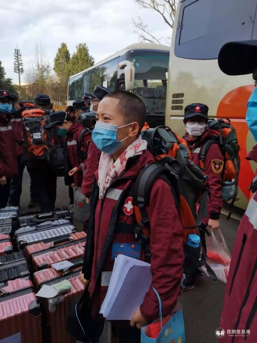 剃發(fā)出征的云南省第一人民醫(yī)院護(hù)士長鄧小麗 剃發(fā)出征的云南省第一人民醫(yī)院護(hù)士長鄧小麗