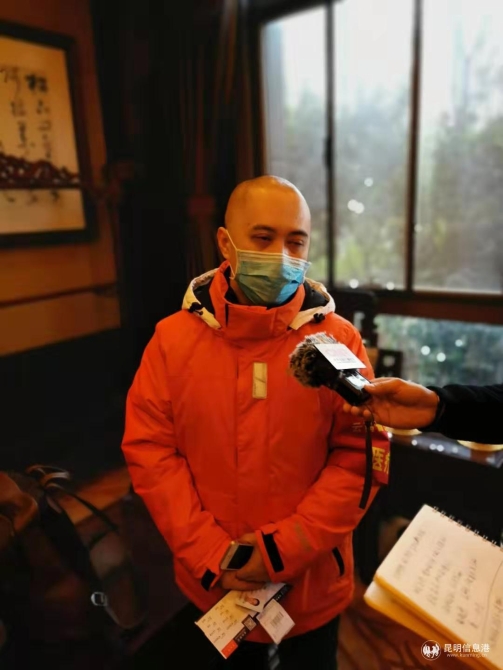 剃光了頭發(fā)前往崇陽縣支援的廖庚進(jìn)醫(yī)生 剃光了頭發(fā)前往崇陽縣支援的廖庚進(jìn)醫(yī)生