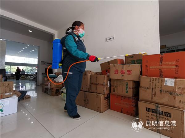 待投郵件裝車前也會進行消毒，讓客戶更放心。（攝影：崔斌）