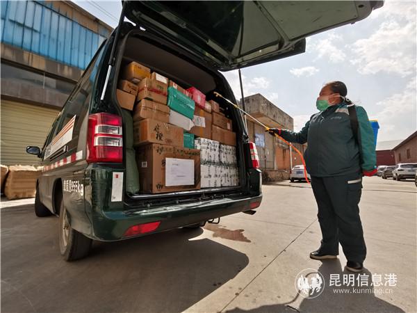 對到達攬投站點的郵件，先消毒再進行交卸作業(yè)。（攝影：崔斌）