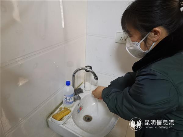 收寄完郵件嚴格洗手消毒。（攝影：崔斌）