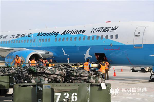 云南省第三批醫(yī)療隊和醫(yī)療救援物資飛抵湖北。昆明航空供圖0