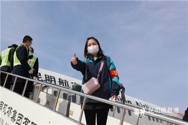 云南省第三批醫(yī)療隊和醫(yī)療救援物資飛抵湖北。昆明航空供圖1 (2)
