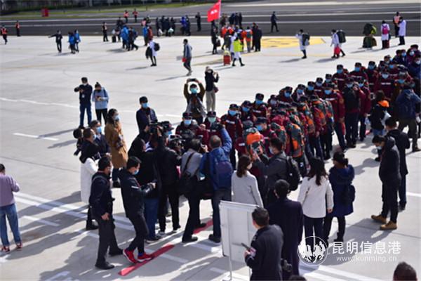 云南省第三批醫(yī)療隊和醫(yī)療救援物資飛抵湖北。昆明航空供圖1