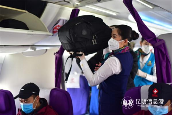 云南省第三批醫(yī)療隊和醫(yī)療救援物資飛抵湖北。昆明航空供圖4